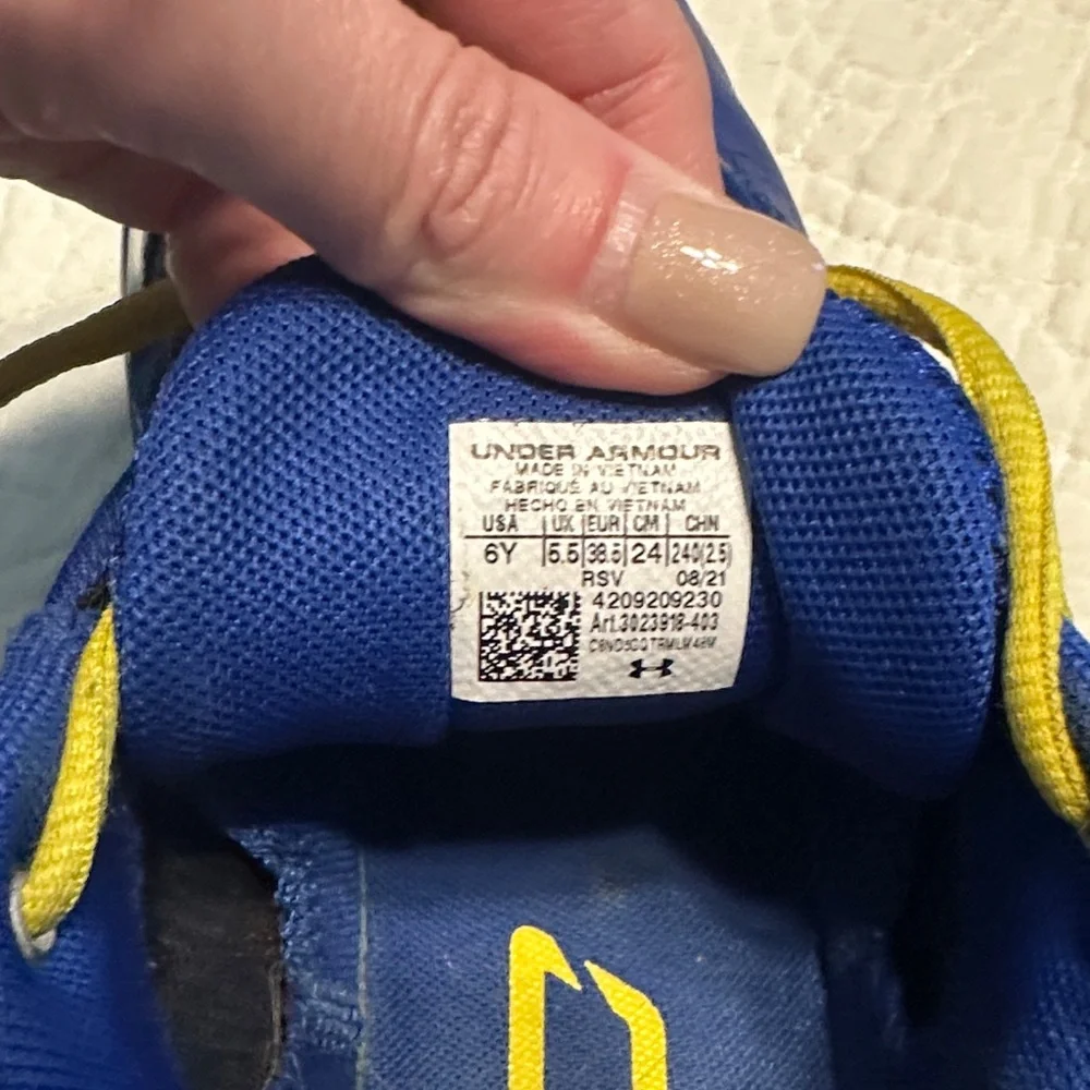 Under Armour Kids Blue and Yellow Sneakers size 6Y‎